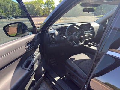 2023 Nissan Pathfinder SV