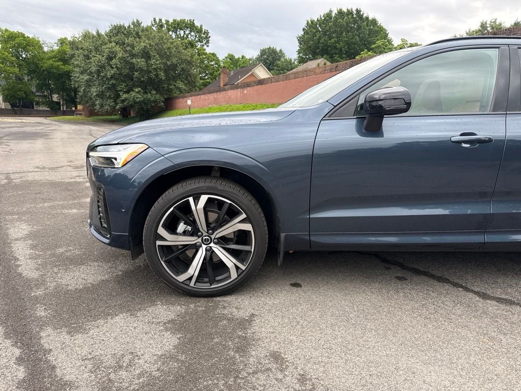 2024 Volvo XC60 B5 Ultimate Dark Theme