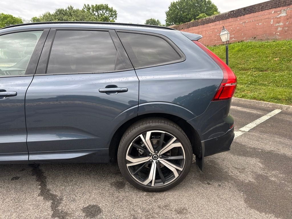 2024 Volvo XC60 B5 Ultimate Dark Theme