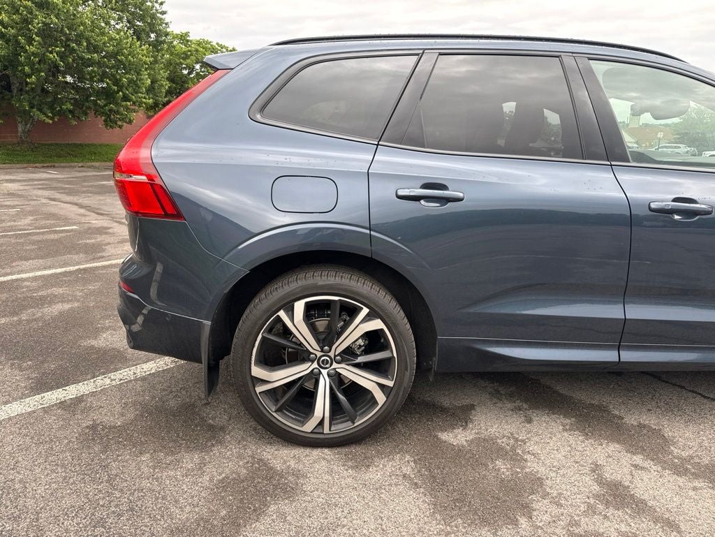 2024 Volvo XC60 B5 Ultimate Dark Theme