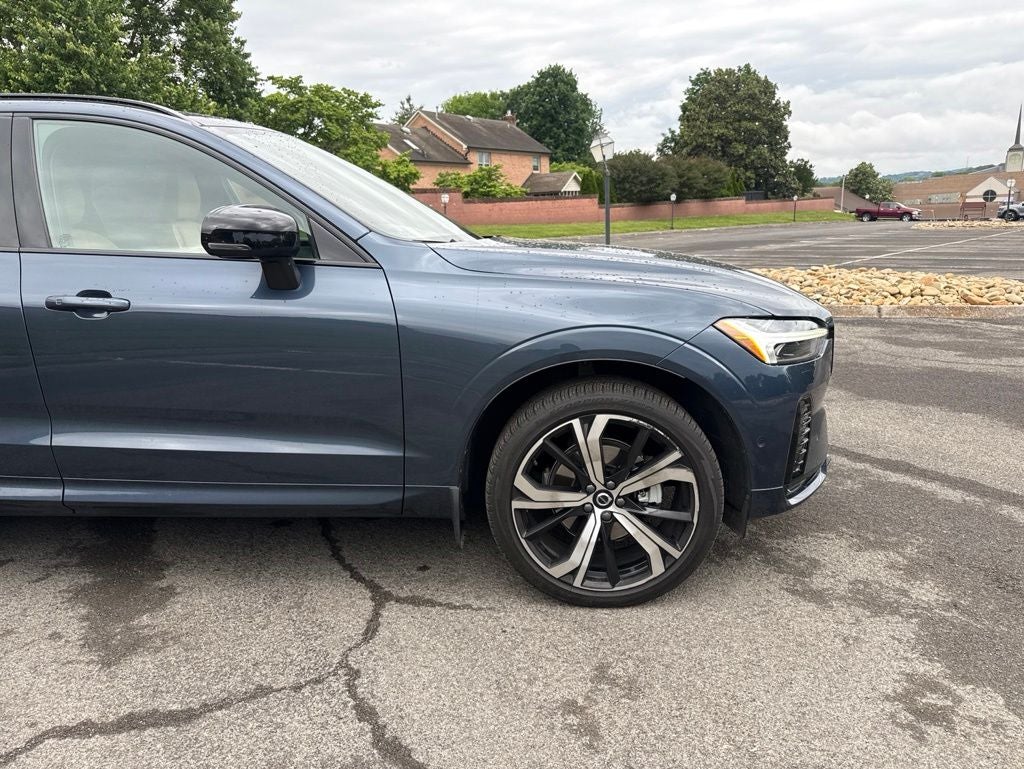 2024 Volvo XC60 B5 Ultimate Dark Theme