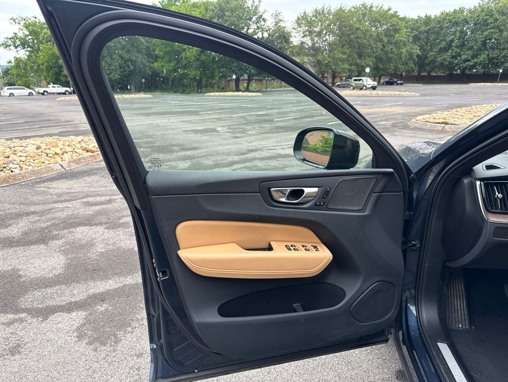 2024 Volvo XC60 B5 Ultimate Dark Theme