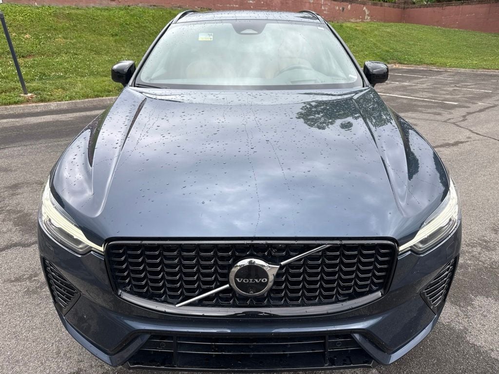 2024 Volvo XC60 B5 Ultimate Dark Theme