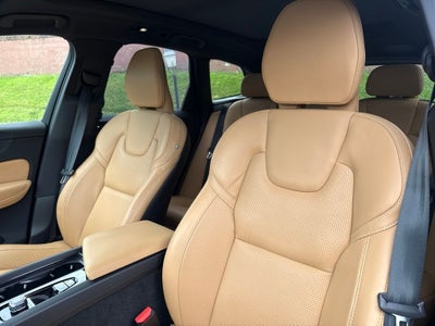 2024 Volvo XC60 B5 Ultimate Dark Theme