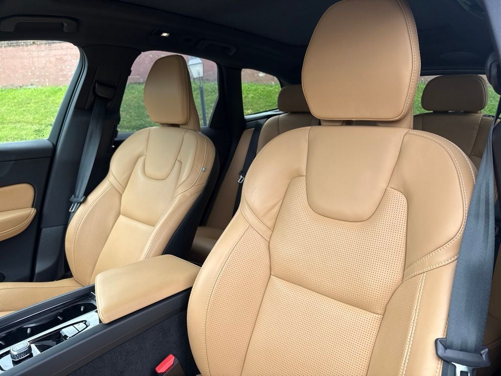 2024 Volvo XC60 B5 Ultimate Dark Theme