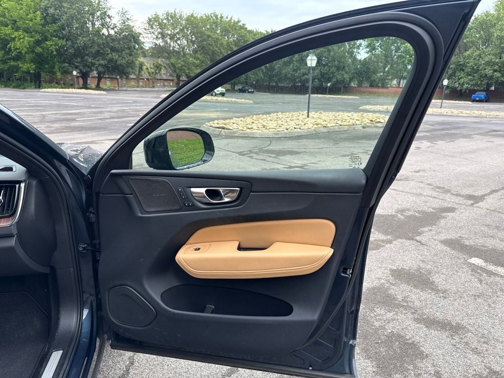 2024 Volvo XC60 B5 Ultimate Dark Theme