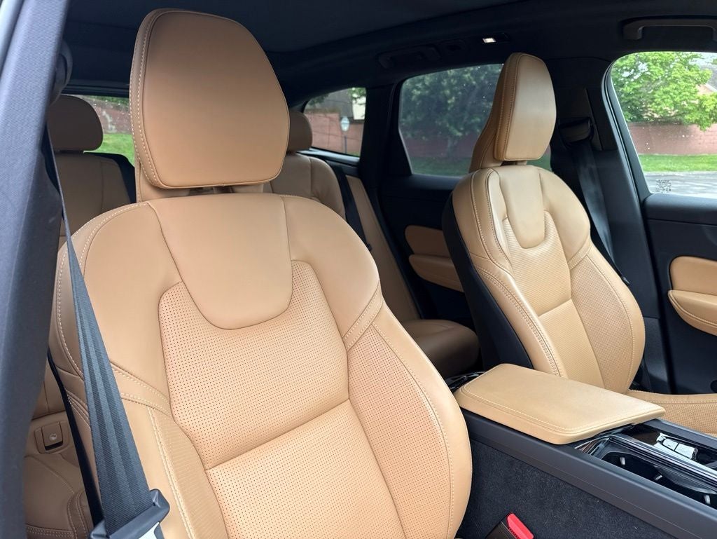 2024 Volvo XC60 B5 Ultimate Dark Theme
