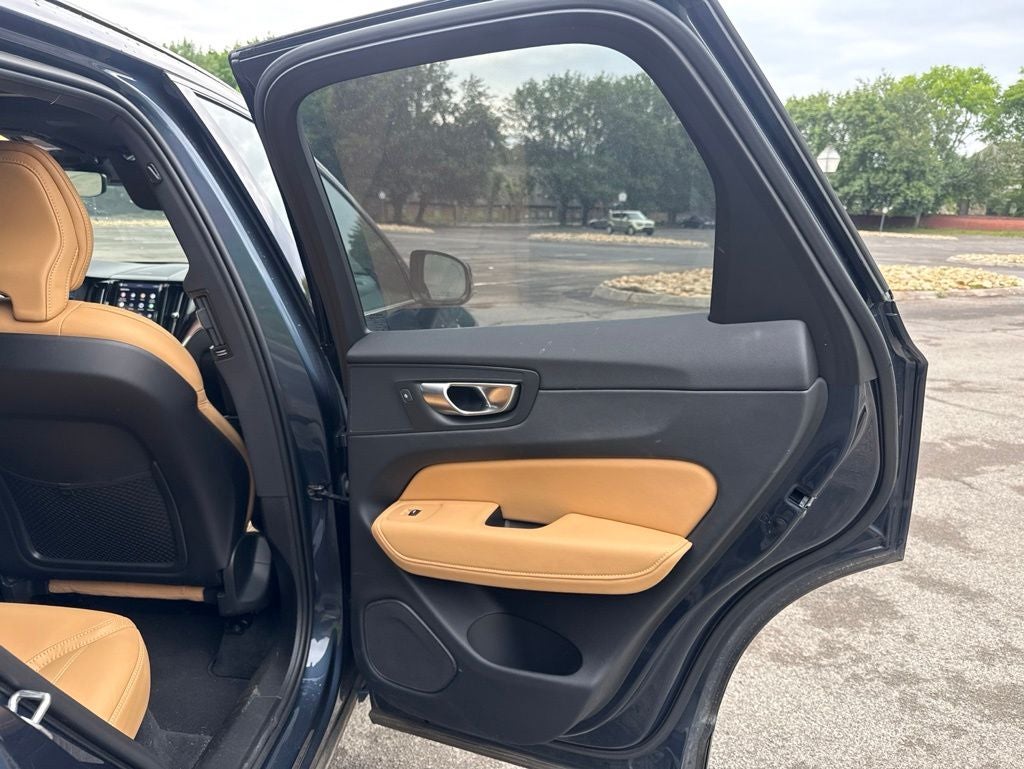 2024 Volvo XC60 B5 Ultimate Dark Theme