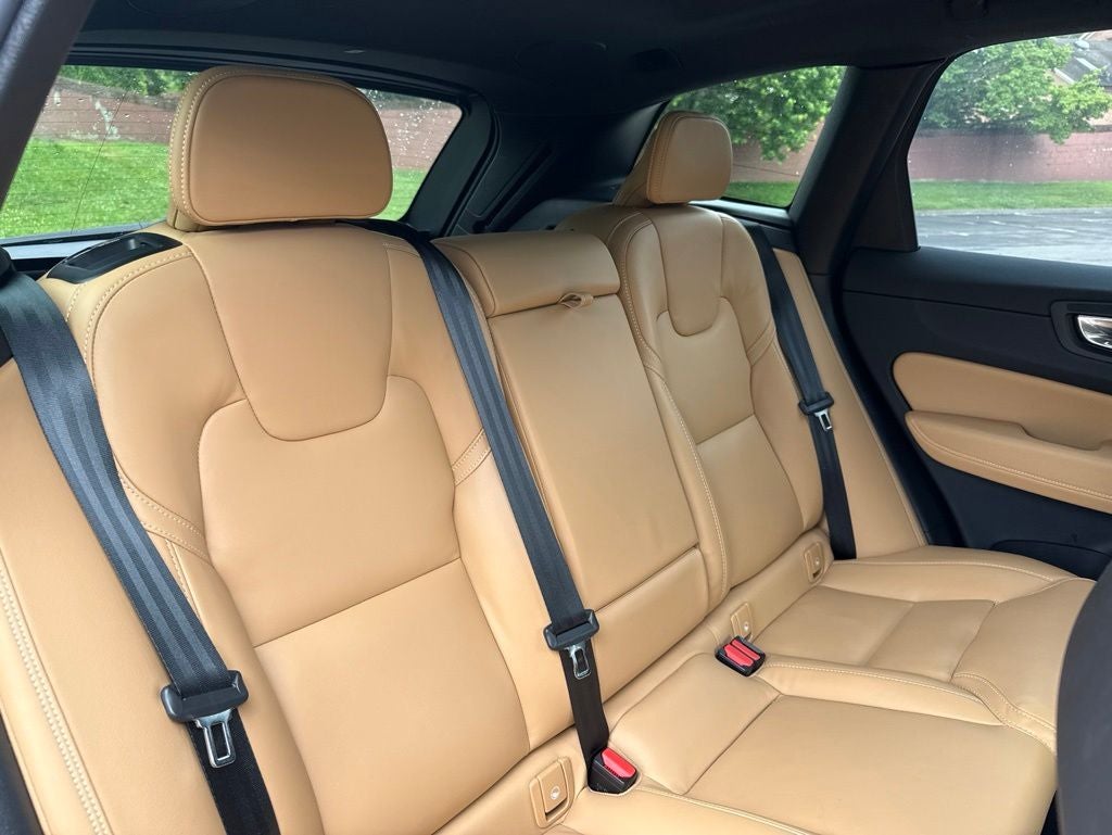 2024 Volvo XC60 B5 Ultimate Dark Theme