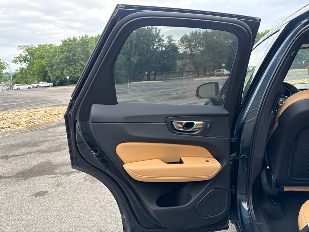 2024 Volvo XC60 B5 Ultimate Dark Theme