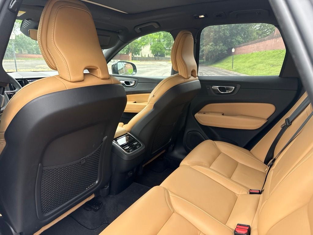 2024 Volvo XC60 B5 Ultimate Dark Theme