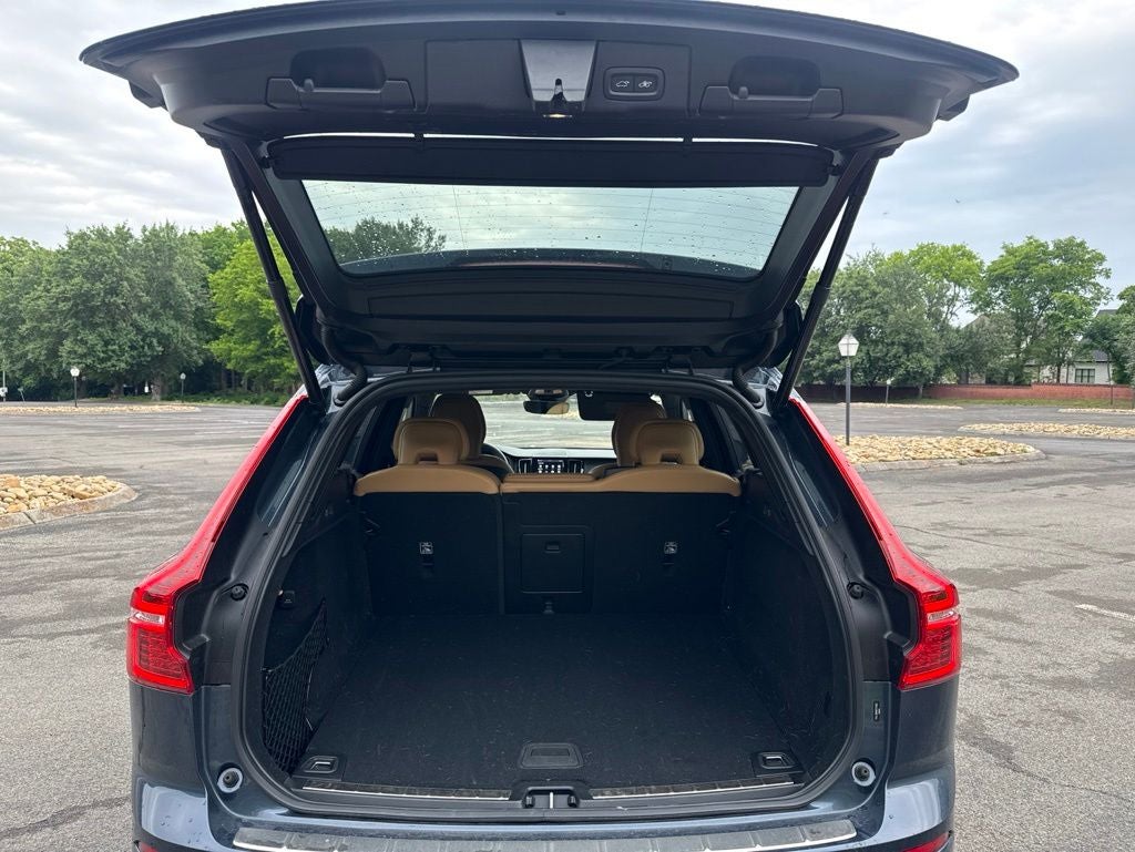 2024 Volvo XC60 B5 Ultimate Dark Theme
