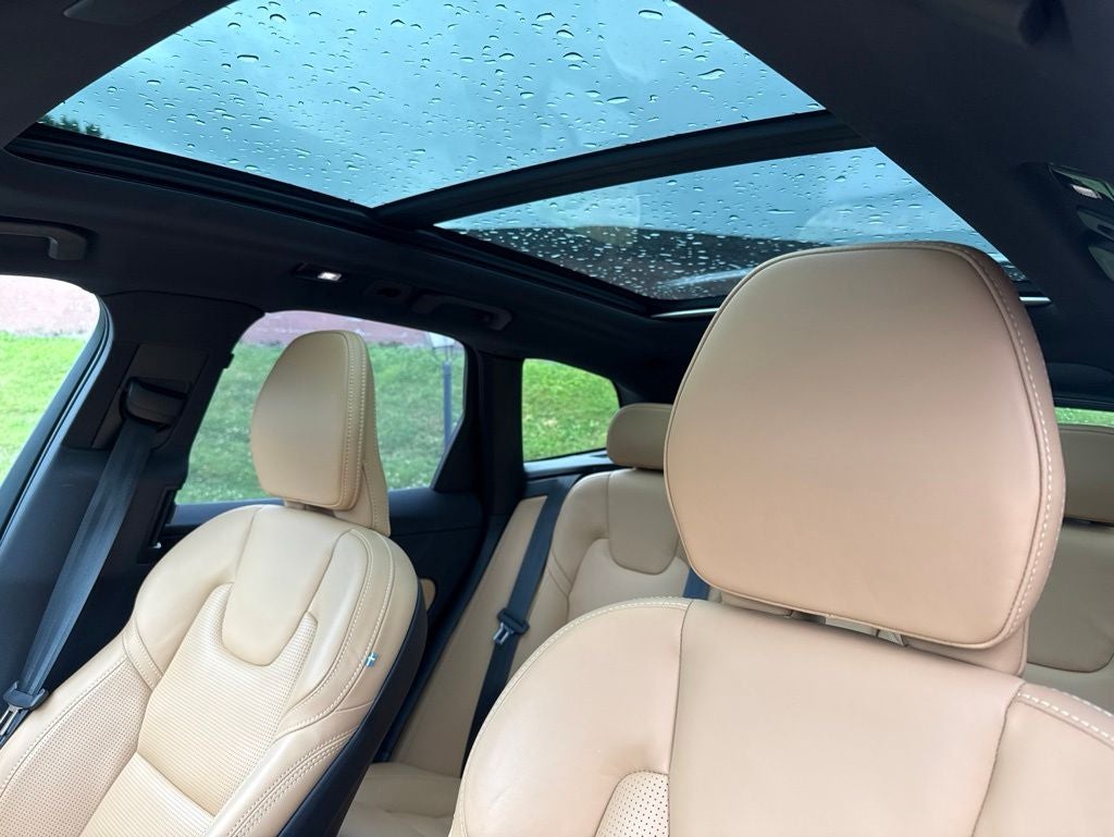 2024 Volvo XC60 B5 Ultimate Dark Theme