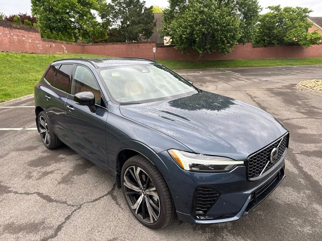2024 Volvo XC60 B5 Ultimate Dark Theme