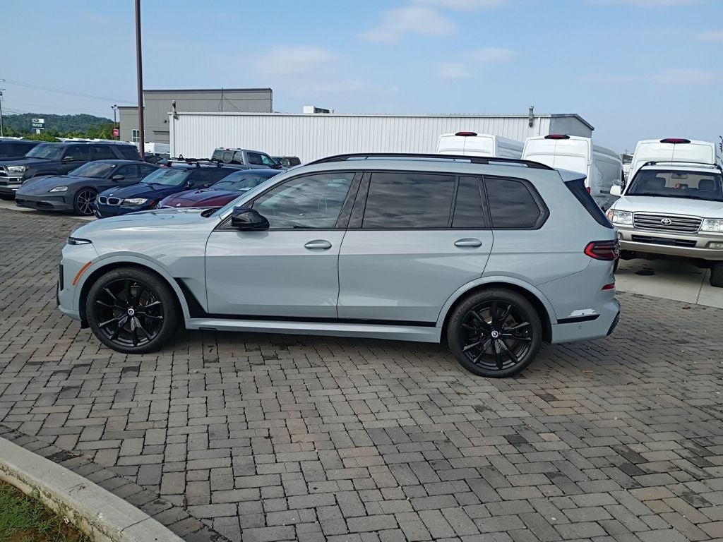2023 BMW X7 M60i