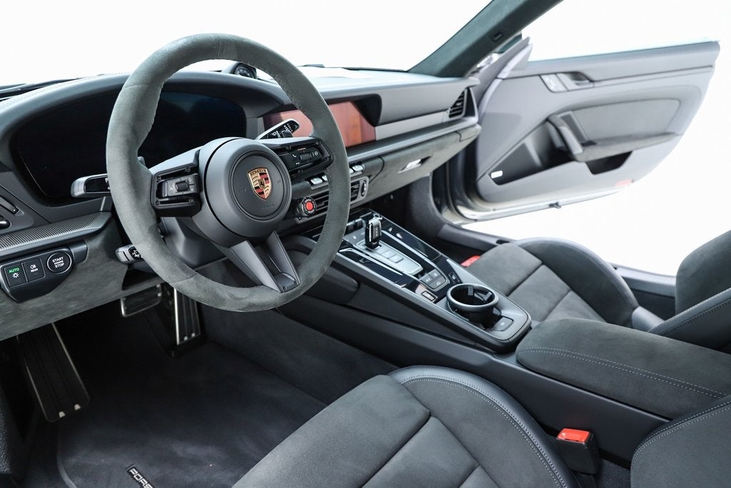 2025 Porsche 911 Carrera 4 GTS