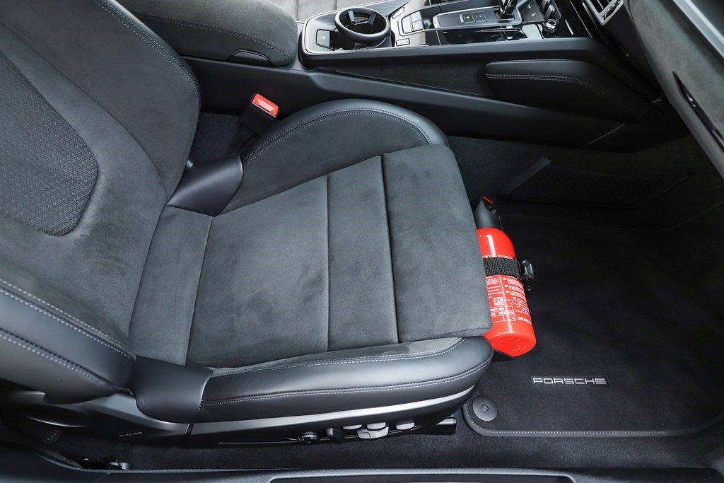 2025 Porsche 911 Carrera 4 GTS