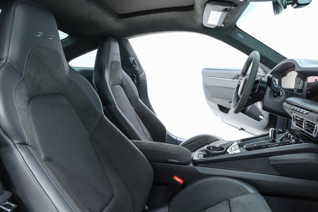 2025 Porsche 911 Carrera 4 GTS