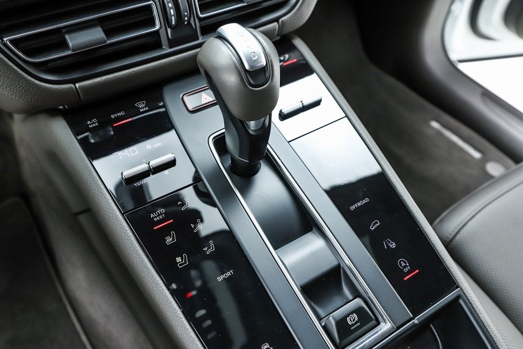 2025 Porsche Macan Base