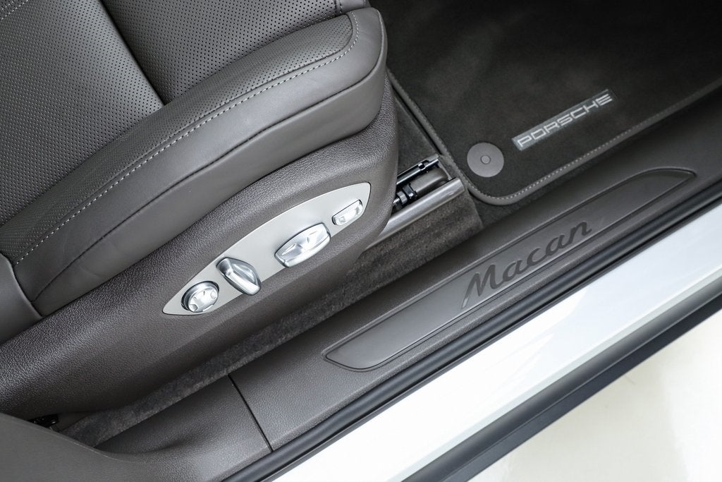 2025 Porsche Macan Base