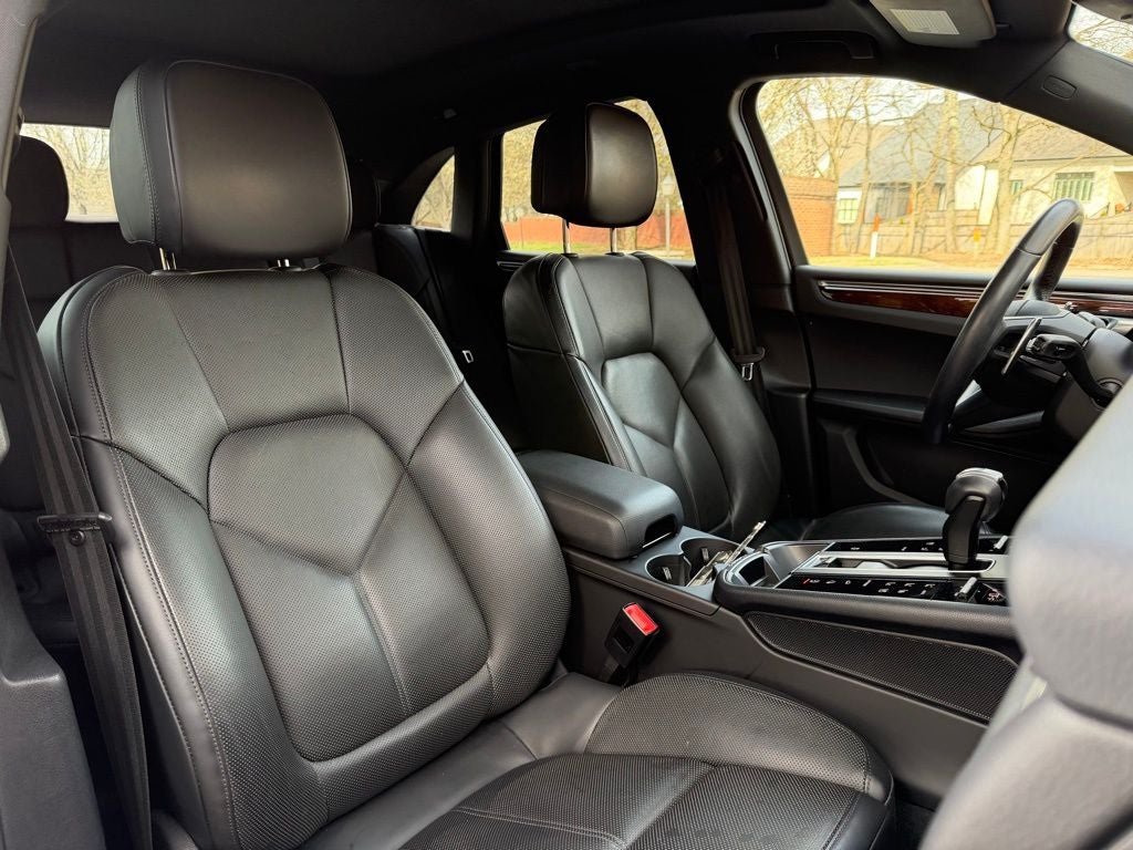 2023 Porsche Macan Base