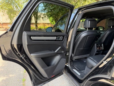 2023 Porsche Cayenne Platinum Edition