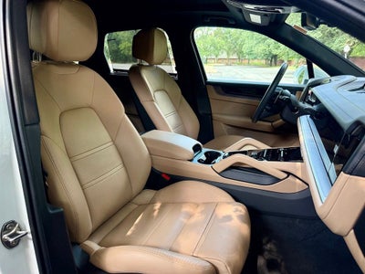 2026 Porsche Cayenne E-Hybrid Base