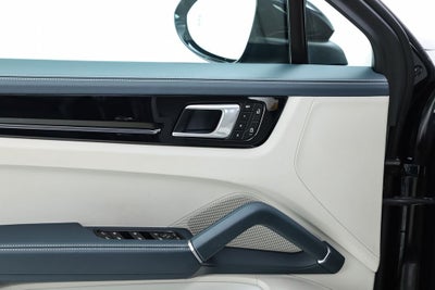 2023 Porsche Cayenne Coupe Platinum Edition