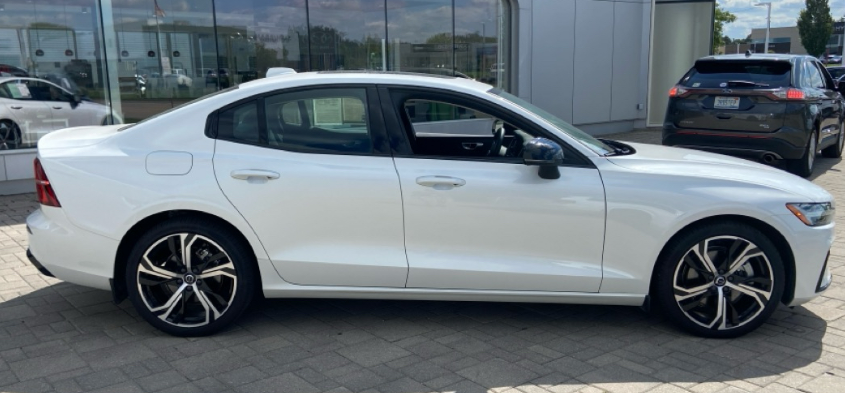 2024 Volvo S60 B5 Core Dark Theme