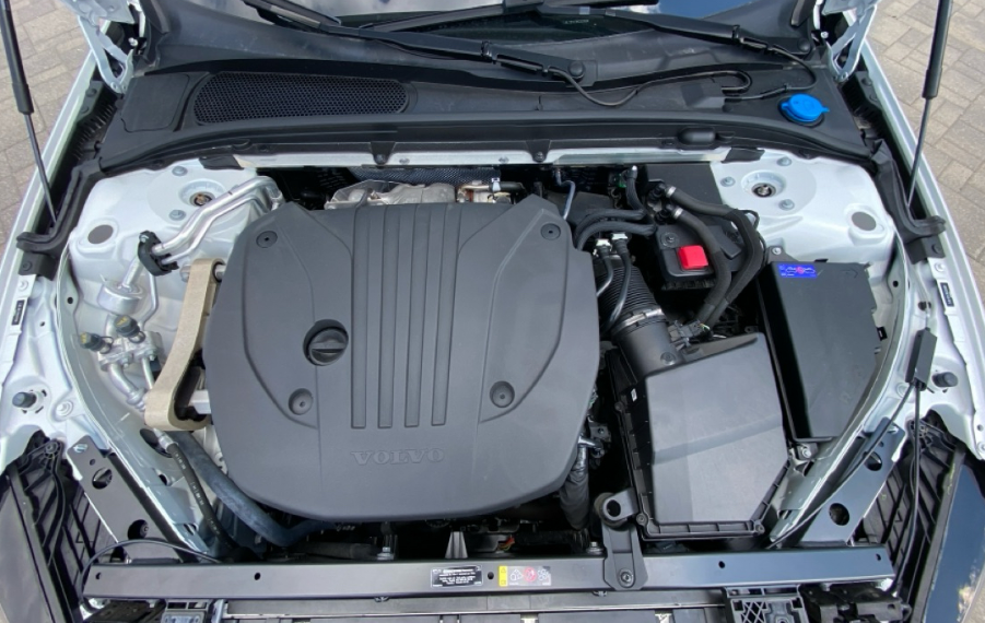 2024 Volvo S60 B5 Core Dark Theme
