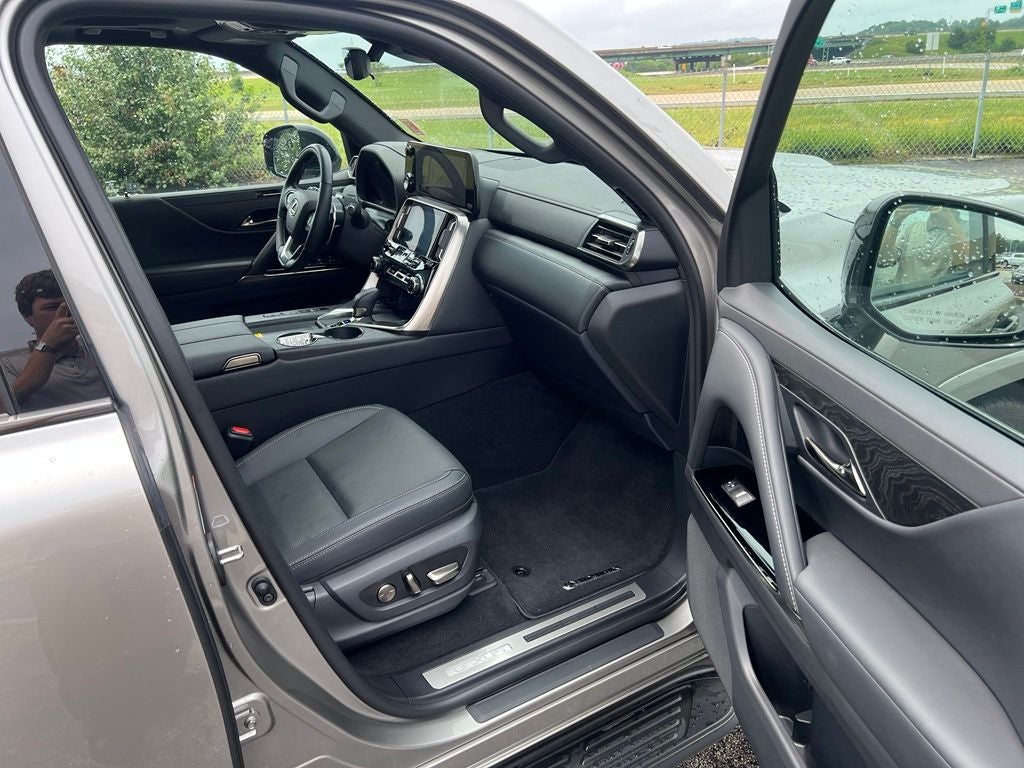 2025 Lexus LX 700h Luxury