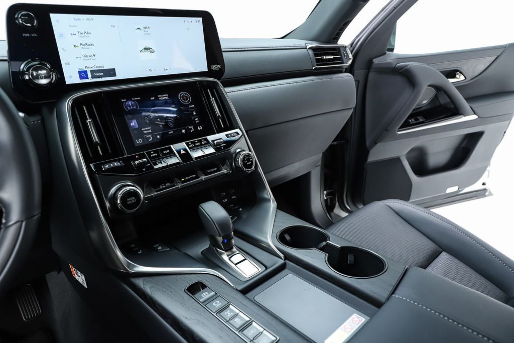 2025 Lexus LX 700h Luxury