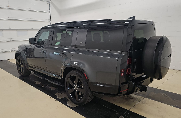 2024 Land Rover Defender 130 X-Dynamic SE