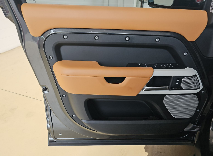 2024 Land Rover Defender 130 X-Dynamic SE