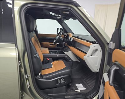 2024 Land Rover Defender 130 X-Dynamic SE