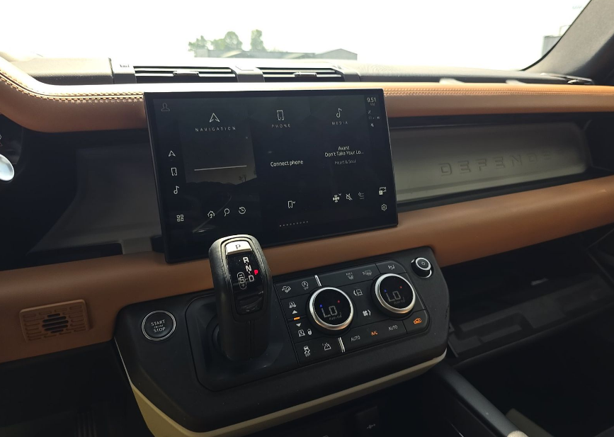 2024 Land Rover Defender 130 X-Dynamic SE