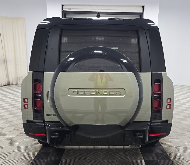 2024 Land Rover Defender 130 X-Dynamic SE