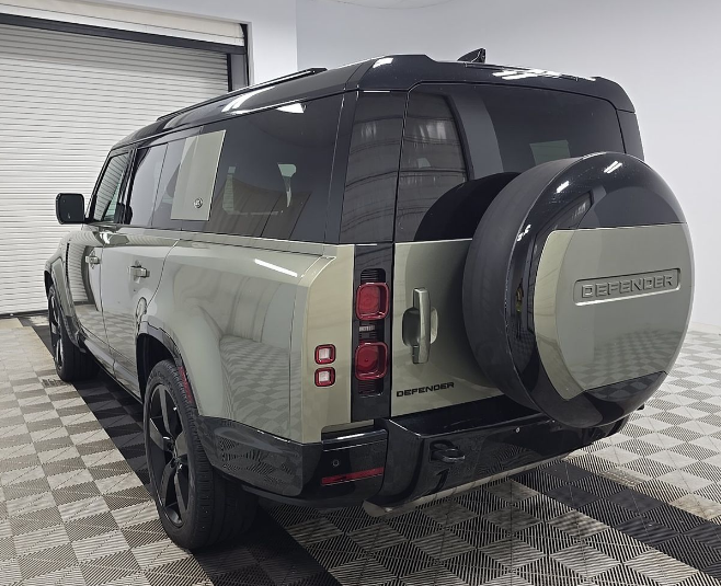 2024 Land Rover Defender 130 X-Dynamic SE