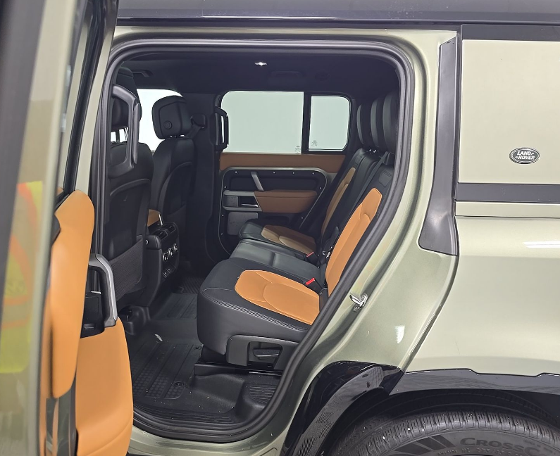 2024 Land Rover Defender 130 X-Dynamic SE