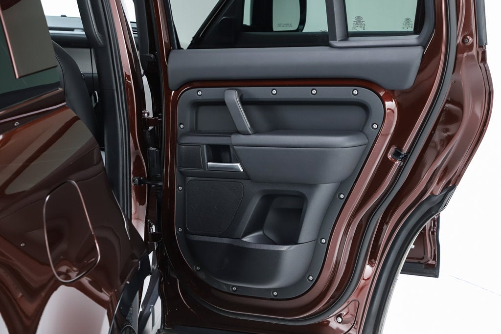 2025 Land Rover Defender 130 X-Dynamic SE