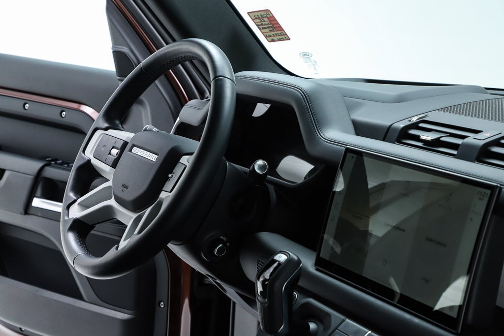 2025 Land Rover Defender 130 X-Dynamic SE