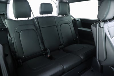 2025 Land Rover Defender 130 X-Dynamic SE