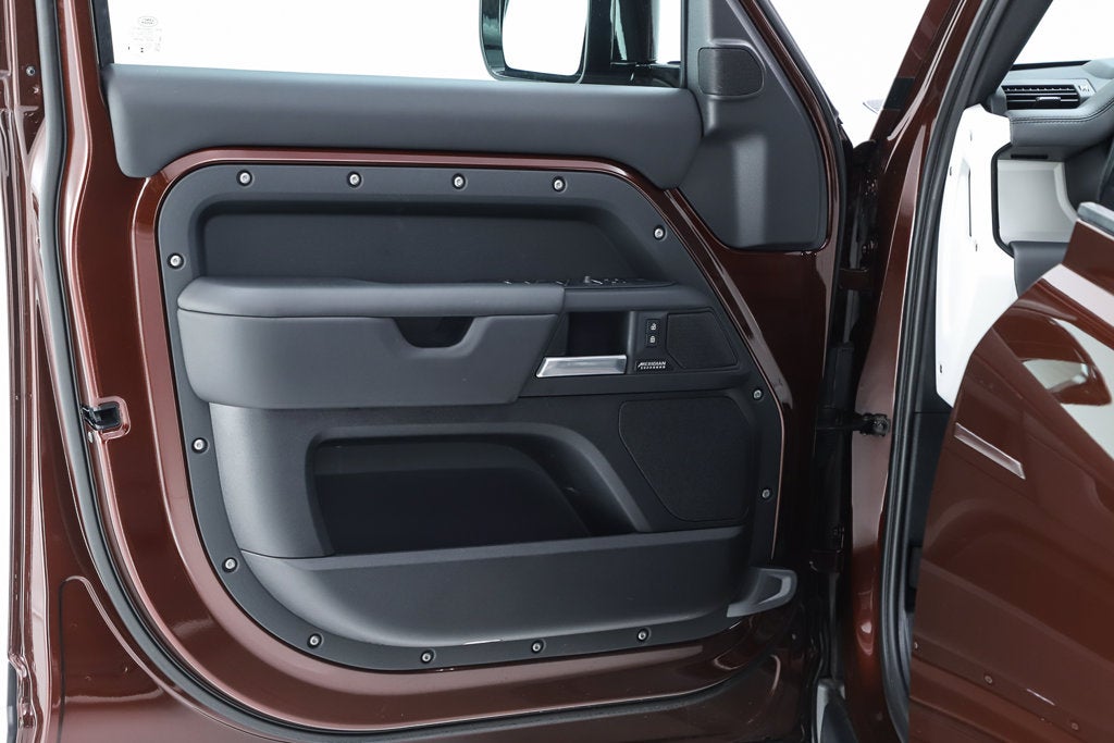2025 Land Rover Defender 130 X-Dynamic SE