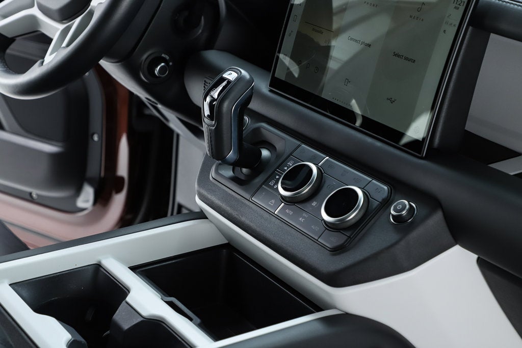 2025 Land Rover Defender 130 X-Dynamic SE