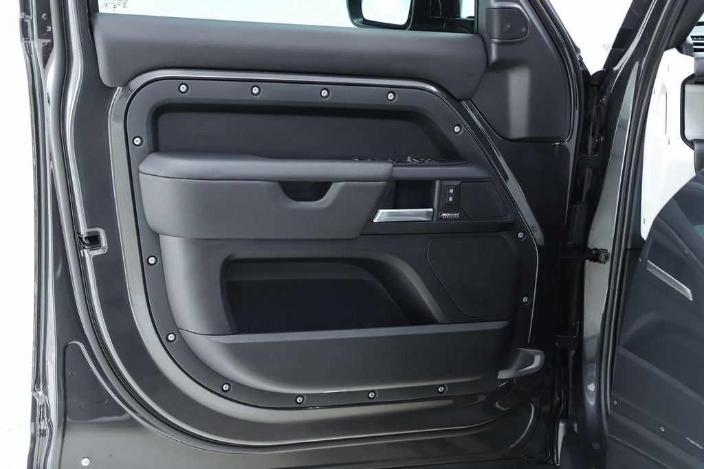 2025 Land Rover Defender 130 X-Dynamic SE