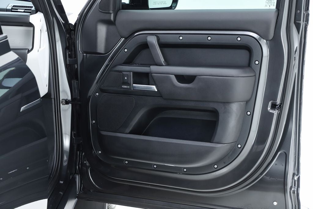 2025 Land Rover Defender 130 X-Dynamic SE