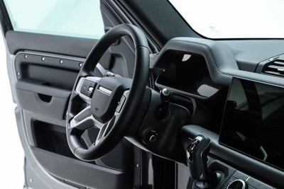 2025 Land Rover Defender 130 X-Dynamic SE