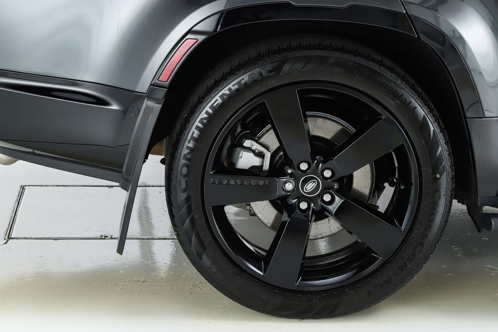 2025 Land Rover Defender 130 X-Dynamic SE