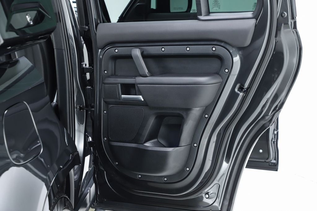 2025 Land Rover Defender 130 X-Dynamic SE