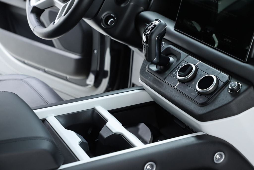 2025 Land Rover Defender 130 X-Dynamic SE